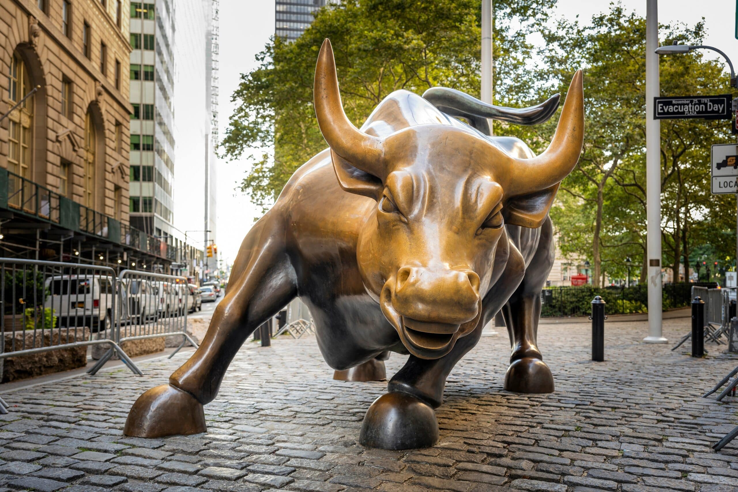 The "Charging Bull" bronze sculpture (Shutterstock)